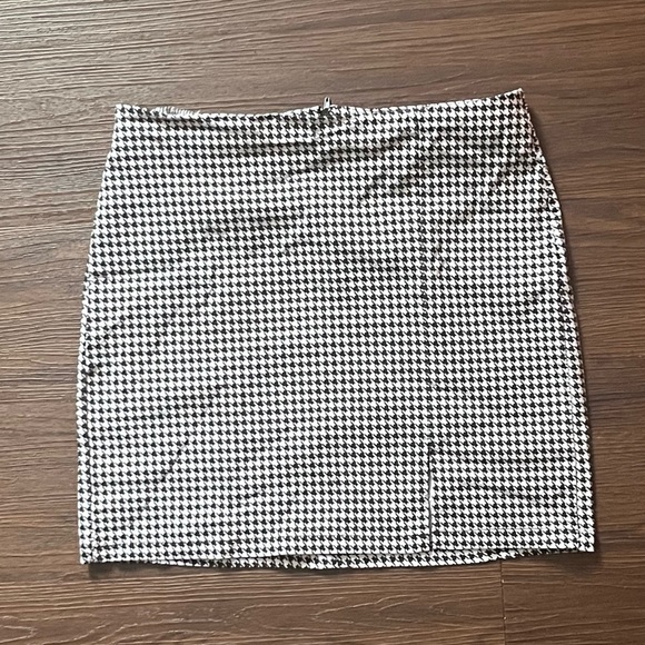 Houndstooth Mini Skirt - Picture 5 of 5